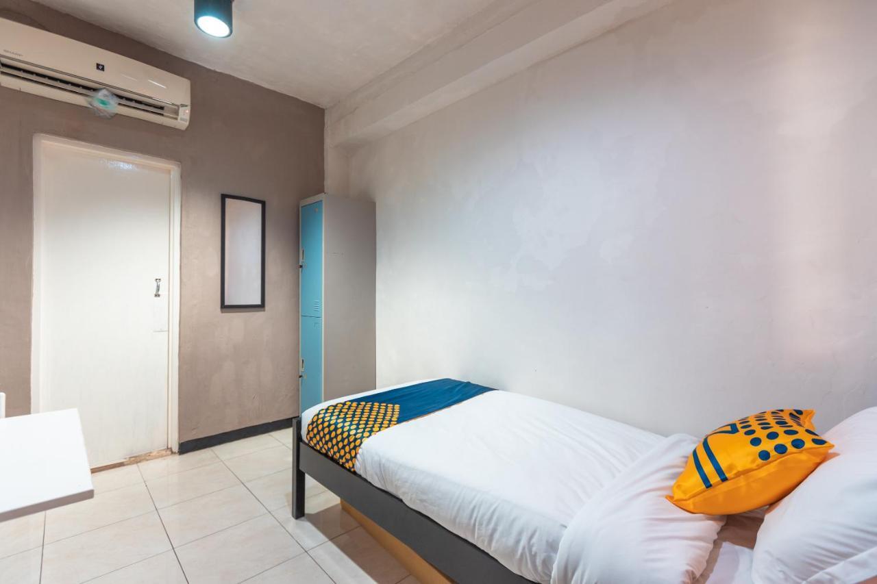 Spot On 2033 Kayumanis Homestay Syariah Jakarta Exterior foto