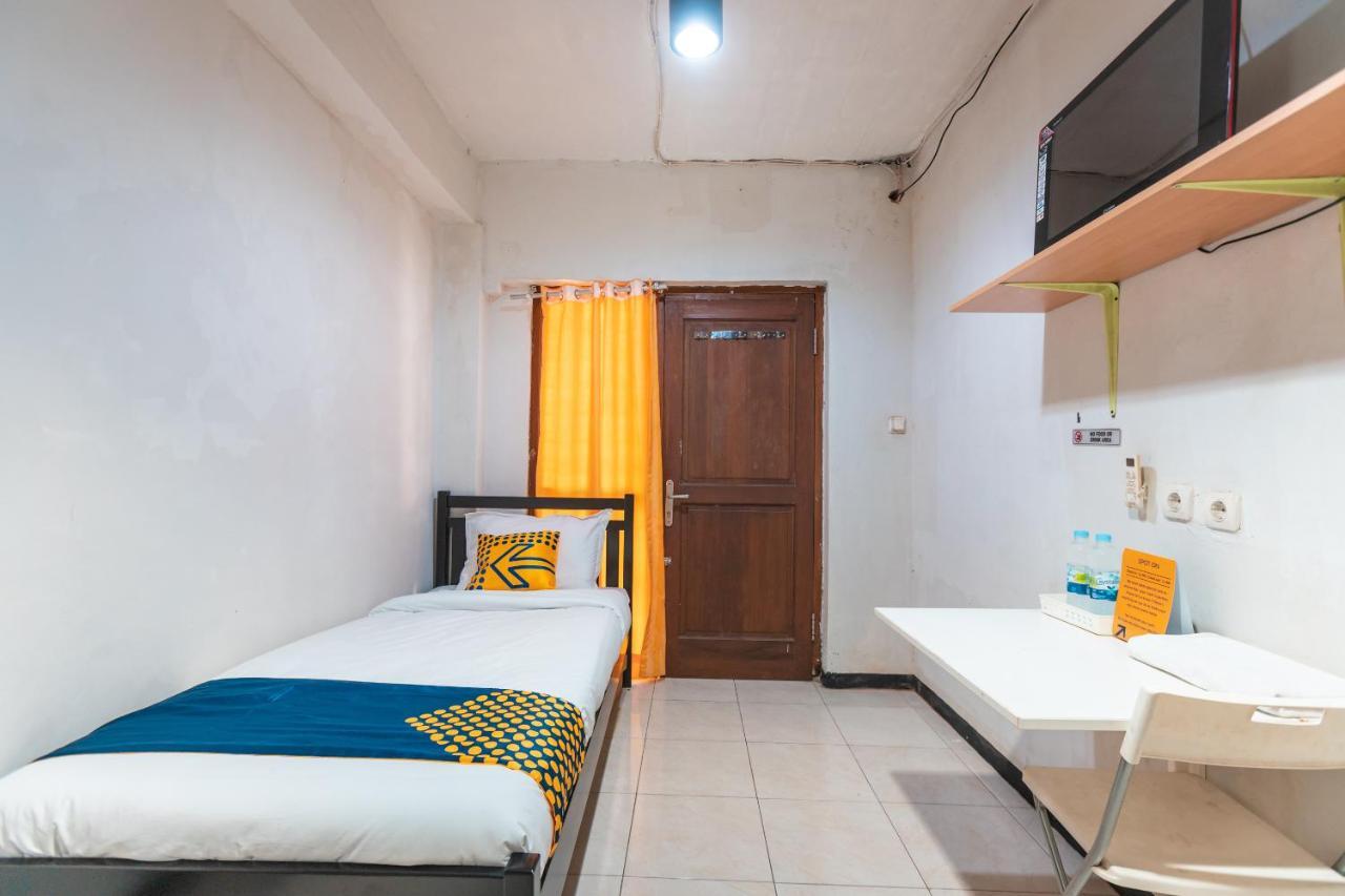 Spot On 2033 Kayumanis Homestay Syariah Jakarta Exterior foto