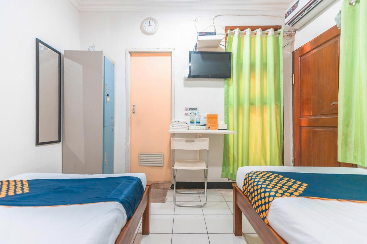 Spot On 2033 Kayumanis Homestay Syariah Jakarta Exterior foto