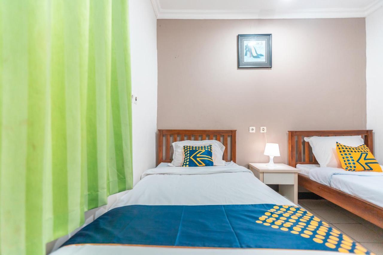 Spot On 2033 Kayumanis Homestay Syariah Jakarta Exterior foto