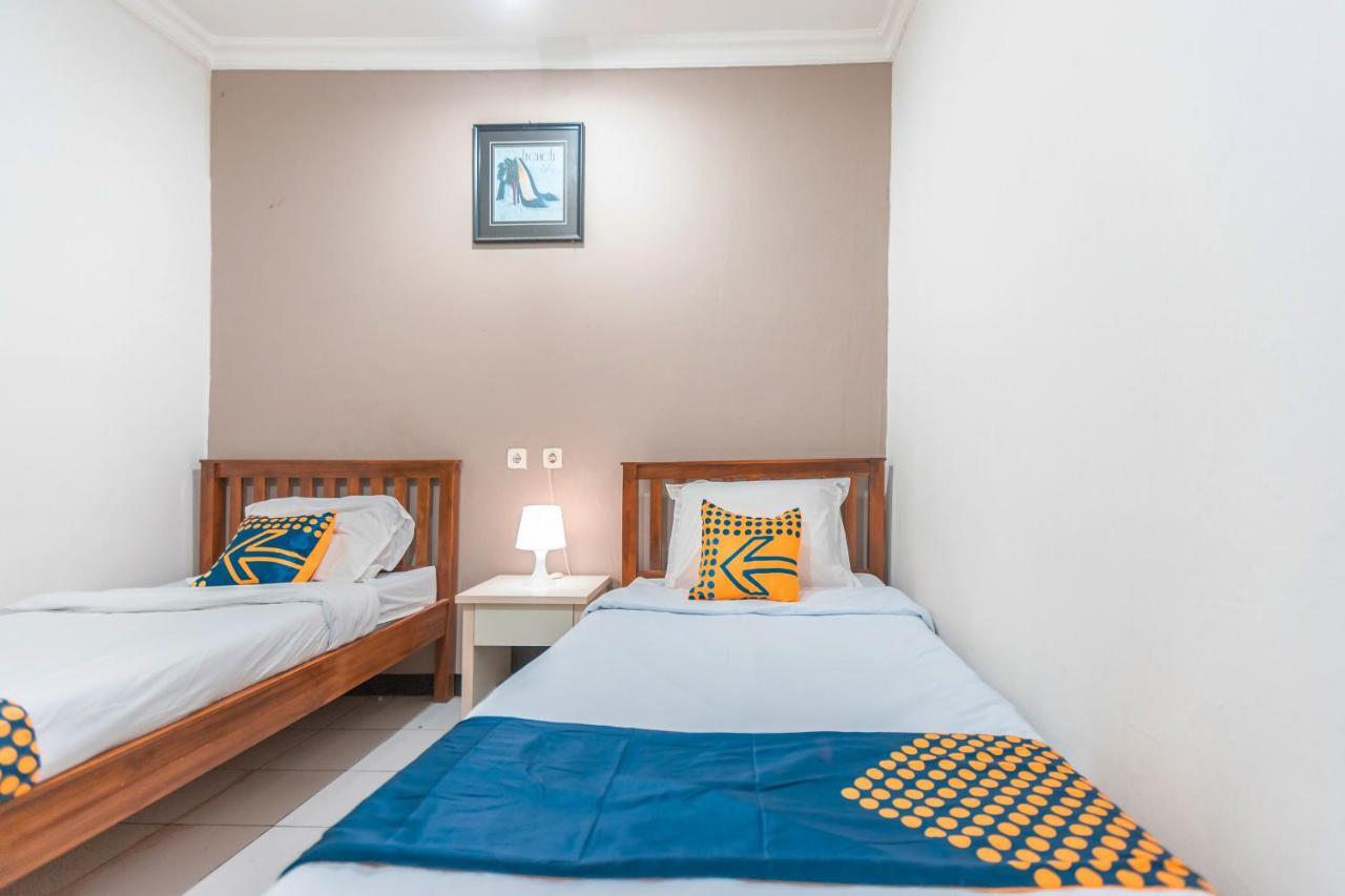 Spot On 2033 Kayumanis Homestay Syariah Jakarta Exterior foto