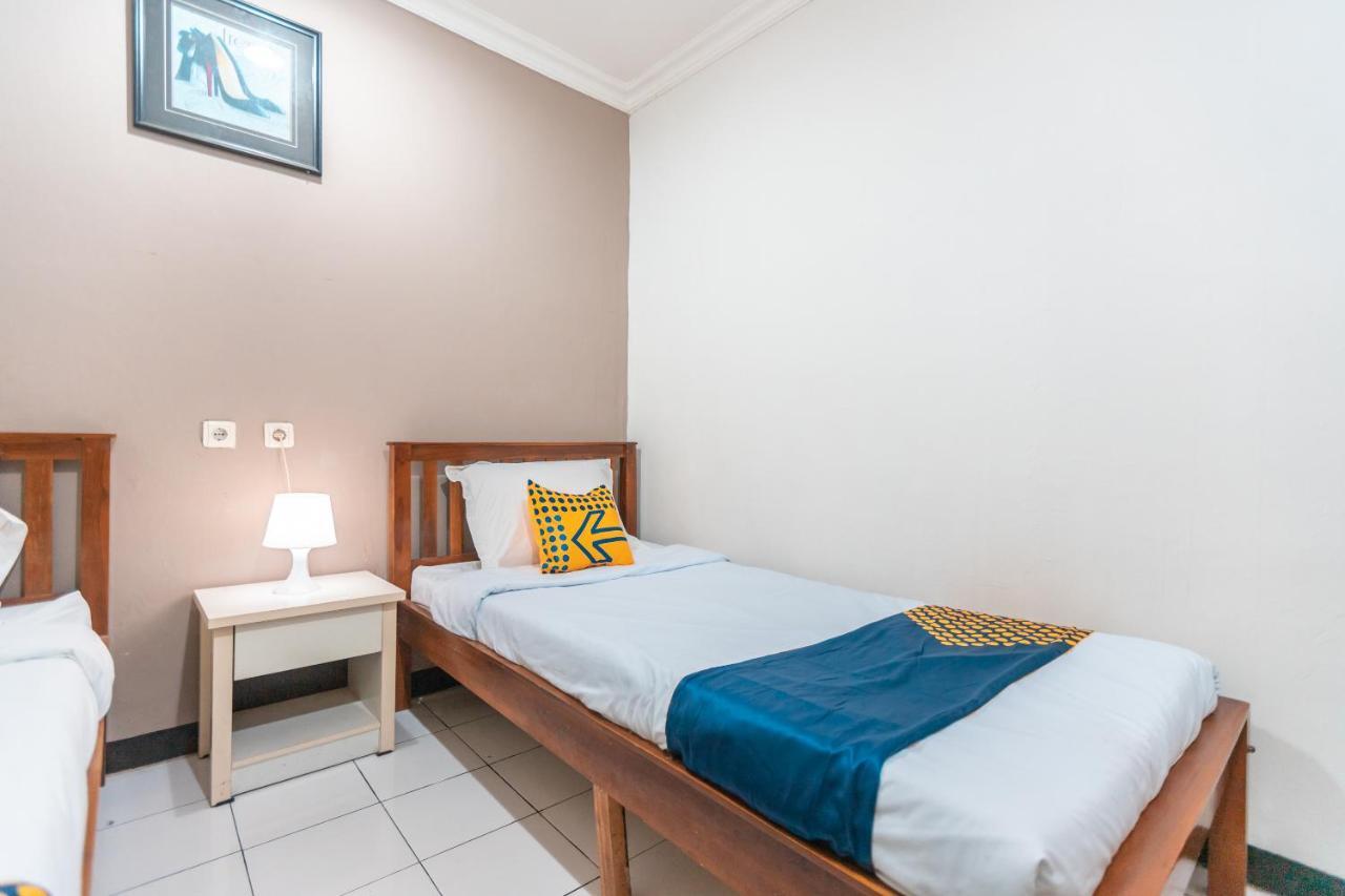 Spot On 2033 Kayumanis Homestay Syariah Jakarta Exterior foto