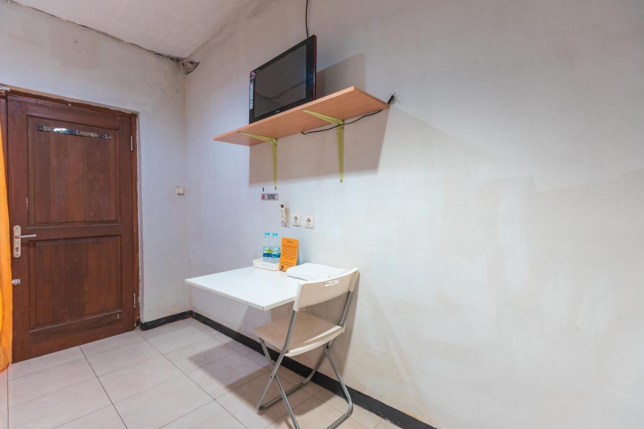 Spot On 2033 Kayumanis Homestay Syariah Jakarta Exterior foto
